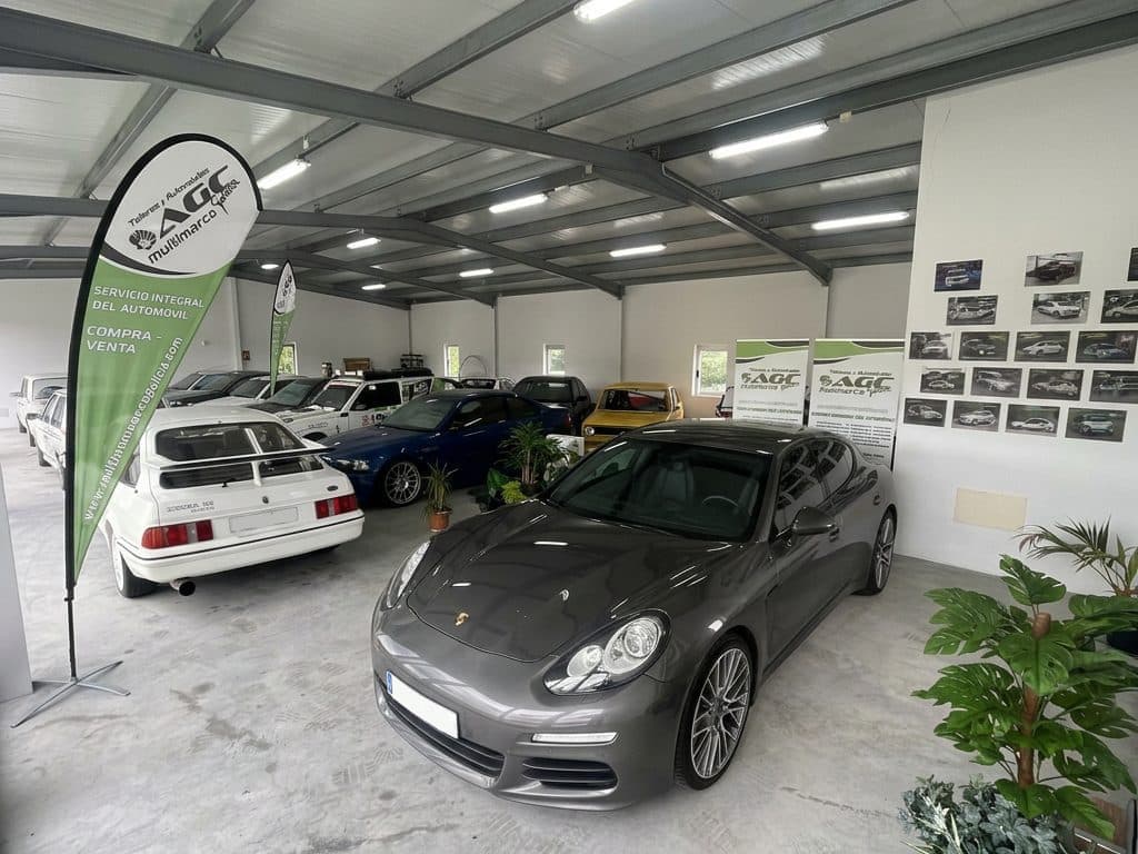 Interior del taller mecánico de AGC Multimarca Galicia en San Sadurniño
