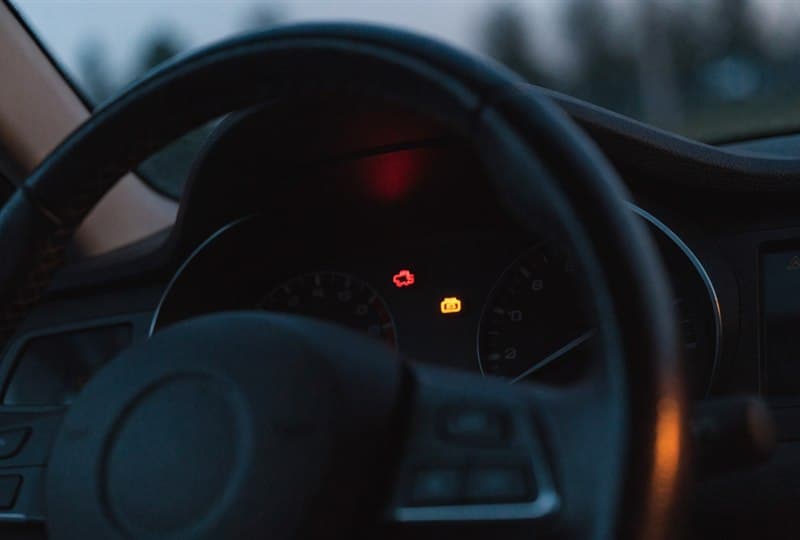 Luces del cuadro de mandos encendidas en un coche en San Sadurniño
