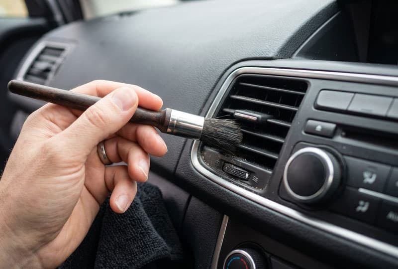 Limpieza detallada del interior del coche con máxima precisión