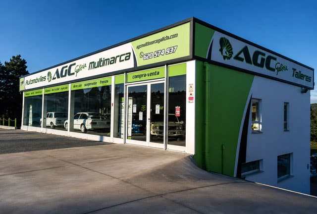 Fachada del taller de coches AGC Multimarca Galicia en San Sadurniño