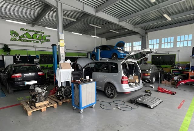 Preparación de vehículos de rally en AGC Multimarca Galicia, San Sadurniño