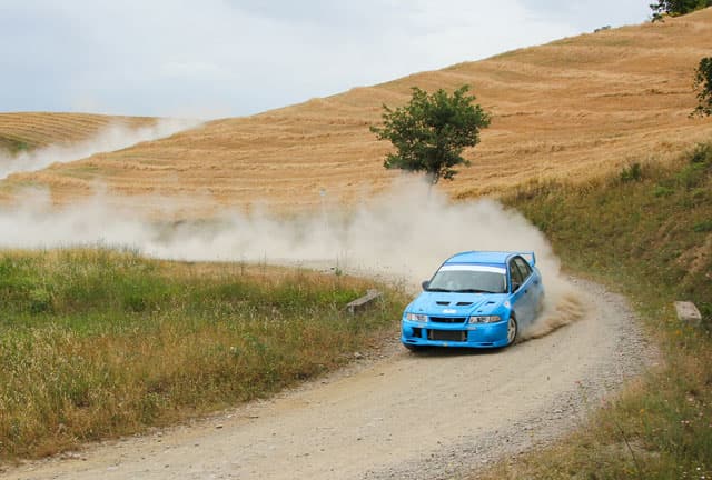 Preparación de vehículos de rally en AGC Multimarca Galicia, San Sadurniño