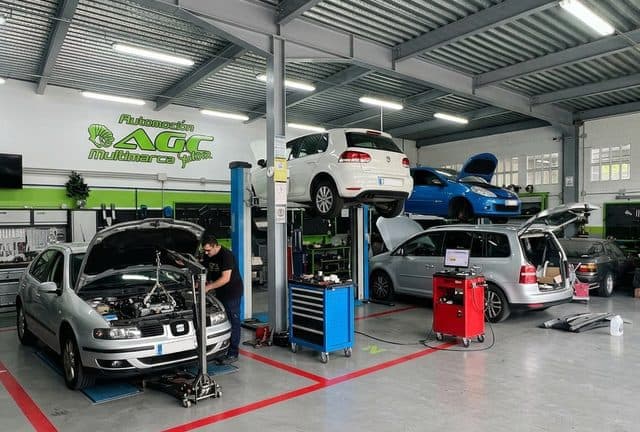 Bahías abiertas del taller de coches de AGC Multimarca Galicia en San Sadurniño